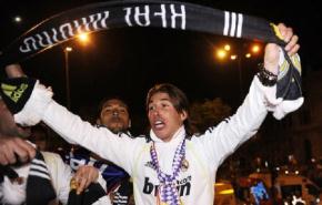 سقوط كأس ملك إسبانيا من لاعب ريال مدريد تحت حافلة