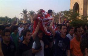 طلاب يسقطون علم الولايات المتحدة للجامعة الأميركية بمصر