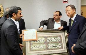 أحمدي نجاد يهدي  مون  لوحة شعرية للشاعر الإيراني الشهير سعدي 
