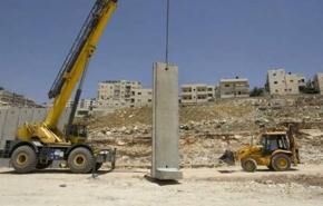 الاحتلال يصادر مساحات فلسطينية لضمها للجدار العنصري