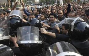 مئات الاقباط يتظاهرون بعد احراق كنيسة في اسوان