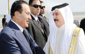 مبارك أجهش بالبكاء أثناء احتضان ملك البحرين 