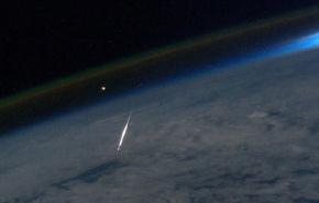 نيزك بحجم حاملة طائرات يمر بالقرب من الأرض