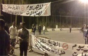 مصريون يواصلون احتجاجهم ومحاصرتهم لميناء دمياط