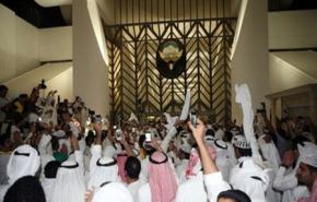 الالاف يقتحمون مبنى مجلس الامة الكويتي