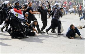 مصر: شهيد ومئات الجرحى بميدان التحرير