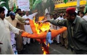 باكستانيون غاضبون يحرقون دمية تمثل اوباما 