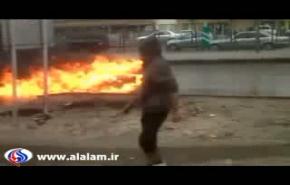 محتجو البحرين يشعلون الأطارات بشارع في منطقة المقشع 