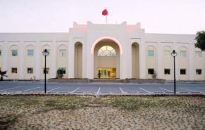 نواب البحرين يصر على فصل موظفين باثر طائفي