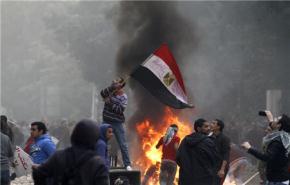 اشتباكات بميدان التحرير وقوى سياسية وثورية تنتقد العسكري