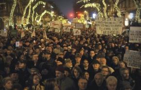 عشرات الاف المجريين يتظاهرون ضد الدستور الجديد
