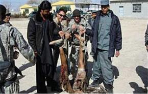 نشر صور لجنود امريكيين بجوار جثث مسلحين افغان