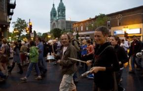 مئات المتظاهرين في شوارع مونتريال رغم المطر