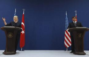 اوغلو وكلينتون يبحثان دعم مسلحي سوريا، وتظاهرات منددة في تركيا