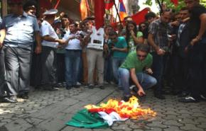 متظاهرون ارمن غاضبون من بودابست يحرقون علما مجريا