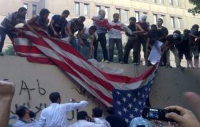 متظاهرون يقتحمون سفارة واشنطن بالقاهرة احتجاجا على الإساءة للإسلام