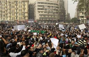 عشرات الالاف يتظاهرون ضد الرئيس المصري في ميدان التحرير