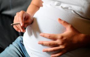 تدخين الأم يضعف مهارة القراءة عند الأطفال