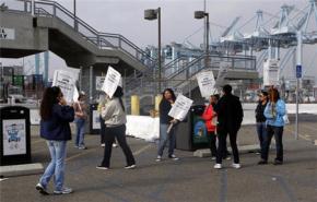اضراب العمال يشل الحركة بميناء لوس انجلوس
