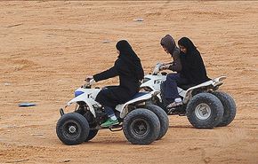 قيادة الدراجات ممنوعة على السعوديات