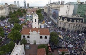 عشرات الاف الارجنتينيين يتظاهرون ضد كيرشنر