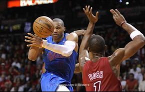 الملك ليبرون جيمس يقود ميامي للفوز