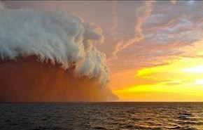 عاصفة ترابية ضخمة تجتاح أحد شواطيء غرب استراليا
