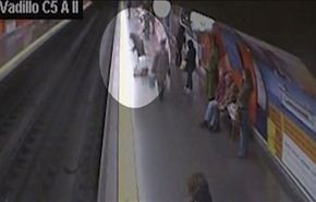 ویدیوی نجات زن اسپانیایی پس از سقوط داخل تونل مترو