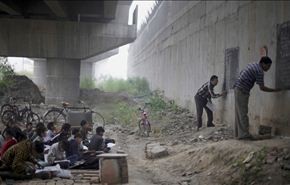 هندى يفتح مدرسة للفقراء تحت جسر المترو