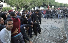 قتيل باشتباكات تونس والجبالي يحل الحكومة