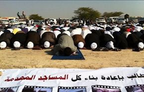 البحرينيون يواصلون اداء الصلاة بمواقع مساجد مهدمة