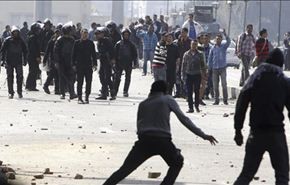 صدامات بين الشرطة ومحتجين قرب ميدان التحرير بالقاهرة