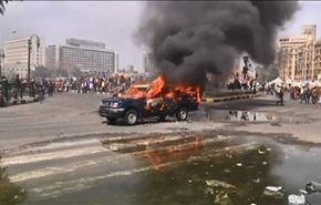 محتجون يحرقون سيارة شرطة بالقاهرة
