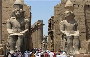 سياح ايرانيون يتجولون بمدينة الأقصر المصرية