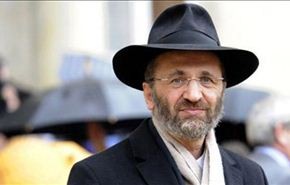 حاخام اليهود الاكبر في فرنسا يزور شهادته