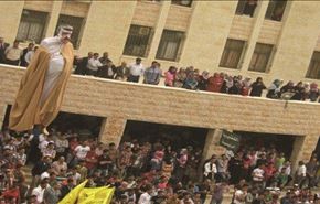 فلسطينيون يحرقون دمية أمير قطر+ الفيديو