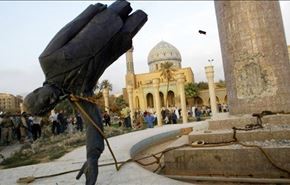لحظه پايين كشيدن مجسمه صدام