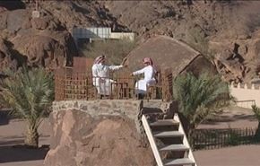 سعودي يحول الصخور إلى أكواخ للعيش بها