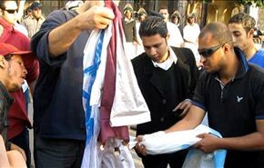 العشرات يحرقون علم قطر امام سفارتها بمصر