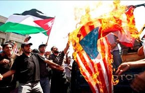 اردنی‌ها پرچم آمریکا را آتش زدند