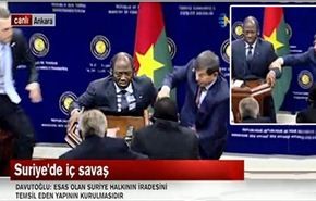 بالفيديو..وزير افريقي يفقد وعيه أمام داوود أوغلو