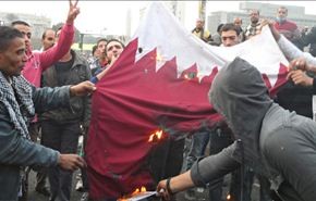 حرق العلم القطري في مدينة طبرق الليبية + فيديو