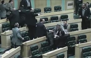 فیلم زد و خورد نمایندگان پارلمان اردن بر سر 