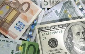 الدولار يهبط بحدة أمام اليورو بعد بيانات أميركية