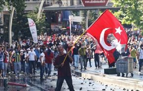 الالاف ينزلون الى شوارع تركيا ويشتبكون مع الشرطة