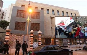 سوريون يتجمعون امام سفارتهم بالقاهرة بعد قرار اغلاقها
