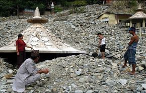 فقدان 12 شخصا في انهيارات أرضية في نيبال