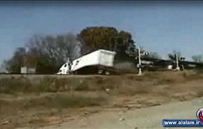 فيديو اصطدام قطار بشاحنة ونجاة سائقها