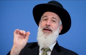 حاخام الاشكناز يخضع لتحقيق برشاوى وتبييض أموال