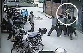 بالفيديو..نجاة طفلة صينية تسقط من الطابق الخامس